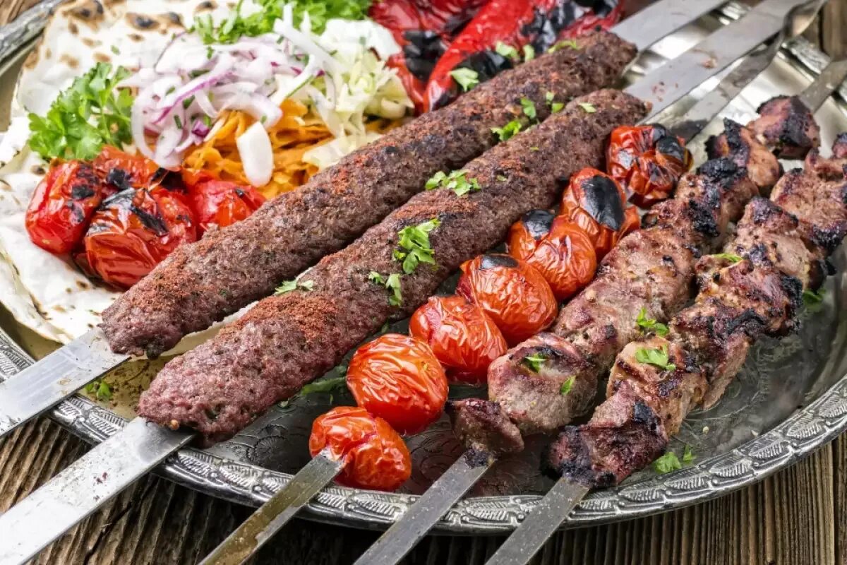 Kebab grill. Турецкий Адана кебаб. Люля кебаб Адана. Турецкий шиш кебаб ассорти кебаб. Шашлык люля-кебаб на мангале.