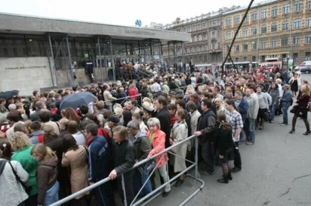 Очереди в 12 часов. Станция Василеостровская Санкт-Петербург. Станция метро Василеостровская СПБ. Метро Василеостровская час пик. Василеостровская метро СПБ час пик.