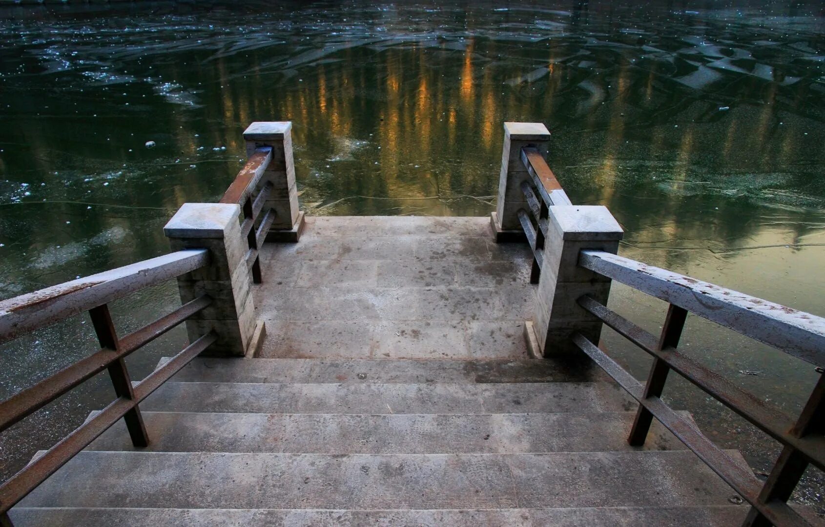 Река под прямым углом. Лестница в воду. Лестница спуск к реке. Ступеньки в пруд. Лестница в пруд.
