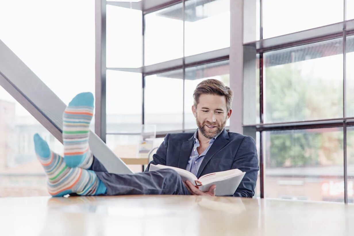 Человек с ногами на столе. Бизнесмен сидит. Сидит с ногами на столе. Человек с ногами на столе. Бизнесмен ноги на столе.