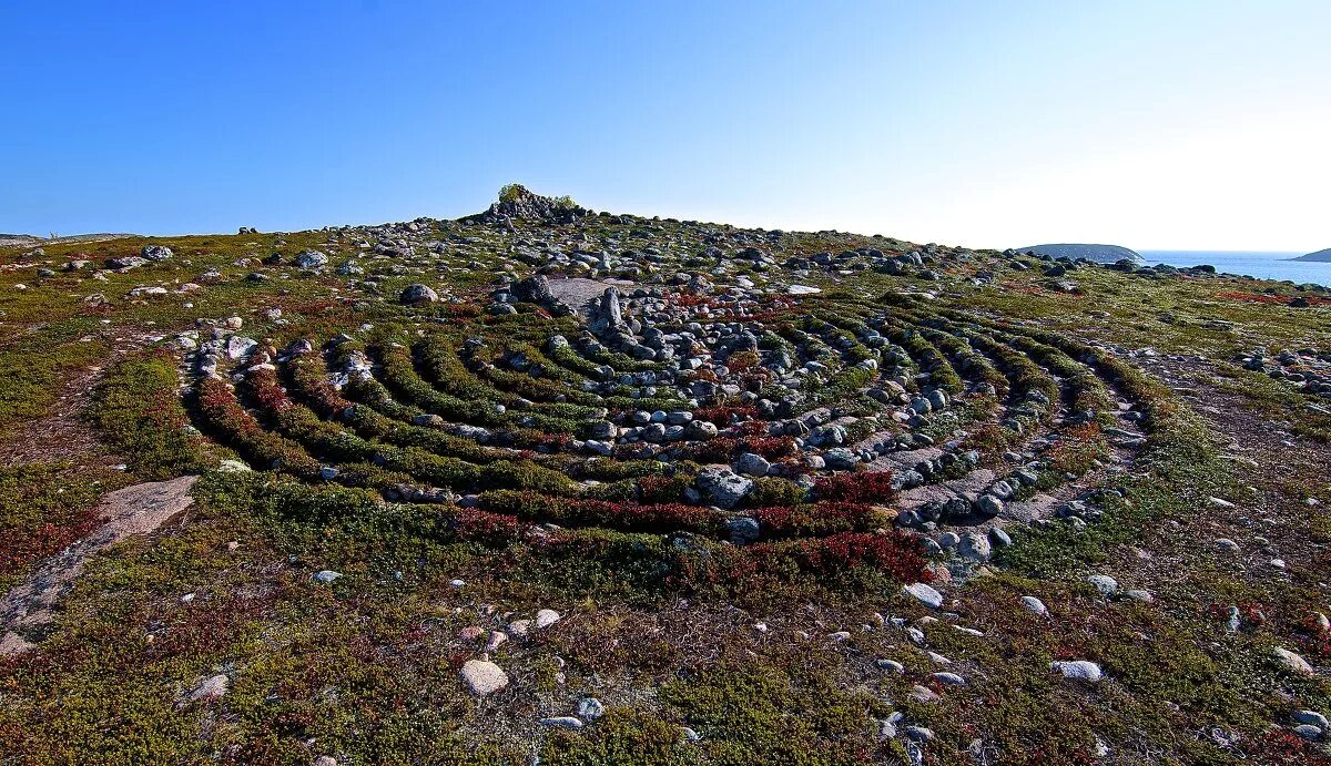 игровой лабиринт для детей самолет. соловецкий архипелаг лабиринты. лабиринт на острове кру. детская горка бионика животные. спираль в ландшафте.