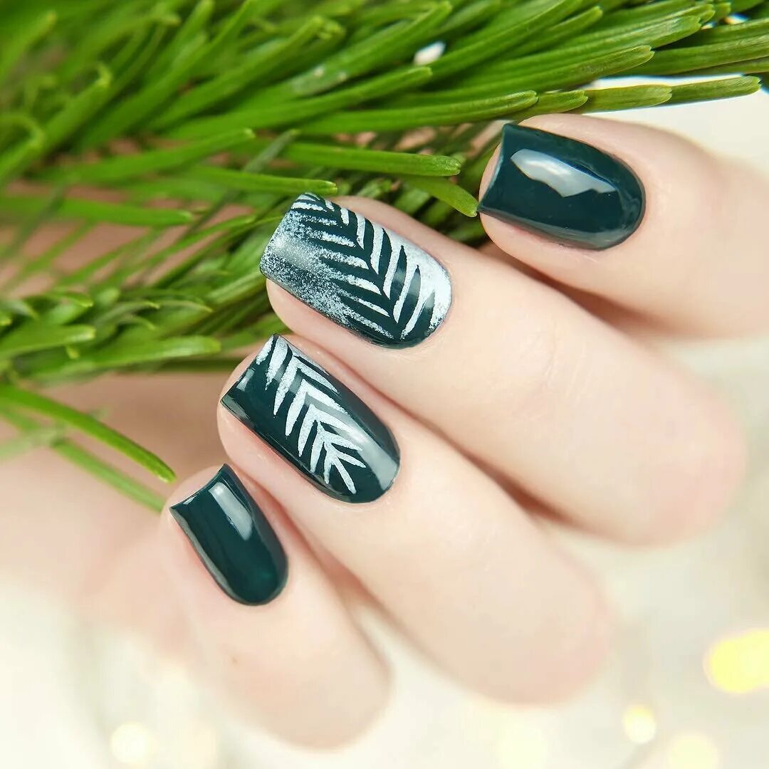 Маникюр с зелеными листьями. Маникюр с листиками. Маникюр с папоротником стемпинг. Ногти листочки. Ногти листочки.