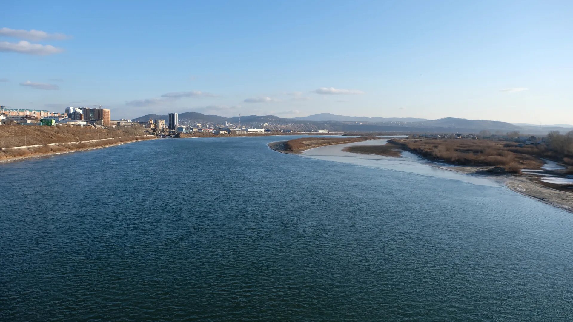 Улан удэ холодно вода. Река Селенга в Улан Удэ. Река Селенга Байкал. Река Селенга Бурятия вид сверху. Река Селенга в Улан-Удэ фото.