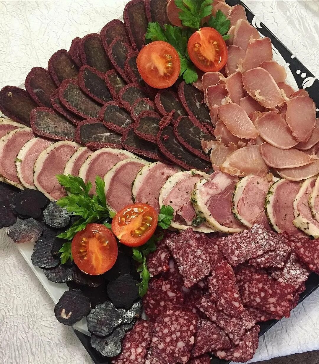 Мясная нарезка на человека. Мясная нарезка. украшение мясного ассорти. украшение мясной нарезки. мясная нарезка на праздничный стол.