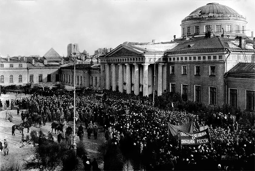 Таврический дворец в Петербурге 1917. Таврический дворец революция 1917. Февральская революция 1917 Таврический дворец. Таврический дворец в 1917 году. Государственная дума февральская революция