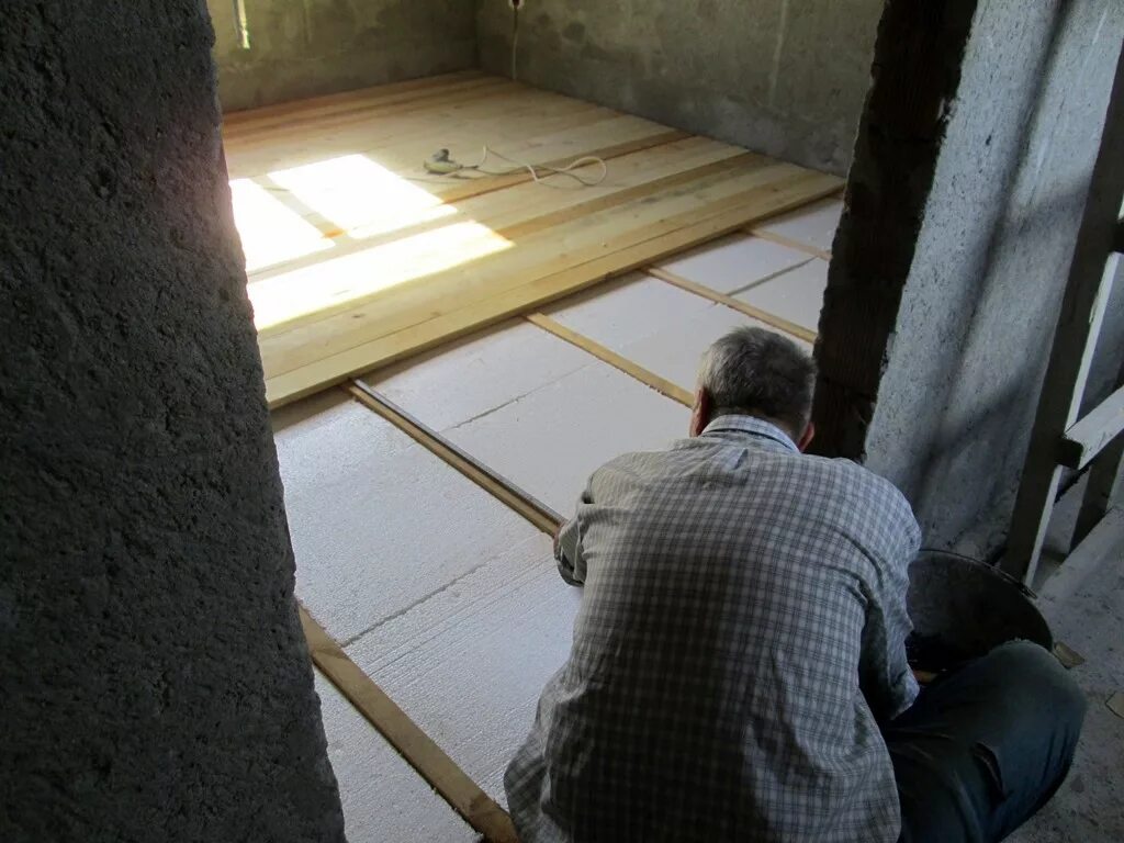 Пеноплекс утеплить пол снизу. Утепление пола пенопластом. утепляем пол пенопластом. перекрытие с пенопластом. утеплитель для пола пенопласт.