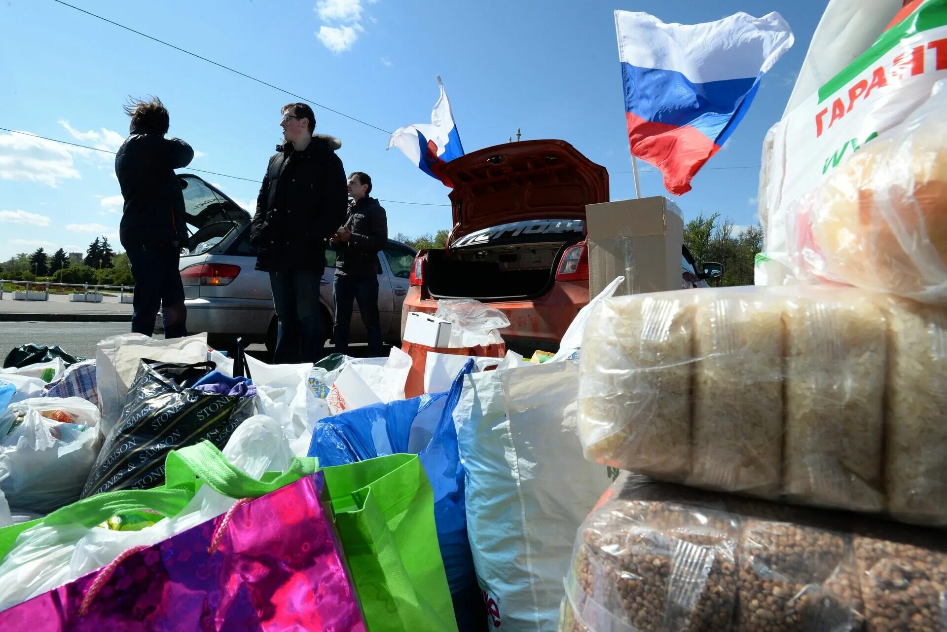 Отправлена помощь украине. Гумпомощь подушки. Гуманитарная помощь Донбассу. Гуманитарная помощь Украине. Торговля гуманитарной помощью.