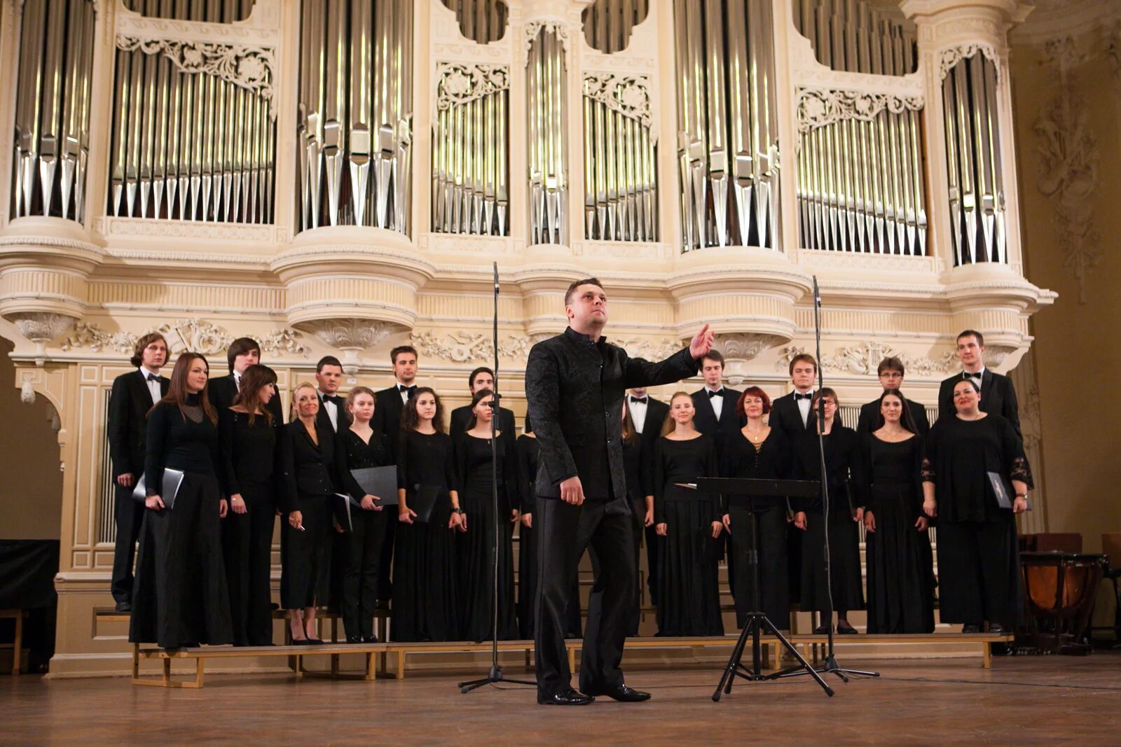 хор духовной песни. камерный хор в соборе. духовные хоры. регент церковного хора в храме василия великого омск. храм христа спасителя хор певчие.