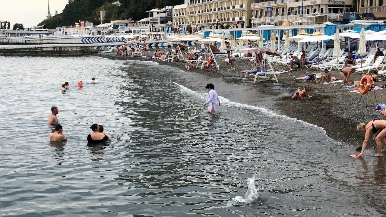 Вода в сочи в октябре. Сочи в октябре. Черное море октябрь Сочи. Море в Сочи в октябре. Сочи в октябре фото.