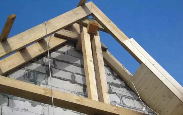 Карнизный свес из кирпича. Подшивка свеса односкатной кровли. Вынос карниза. Подпорки фронтонного свеса. Кобылки фронтонного свеса.