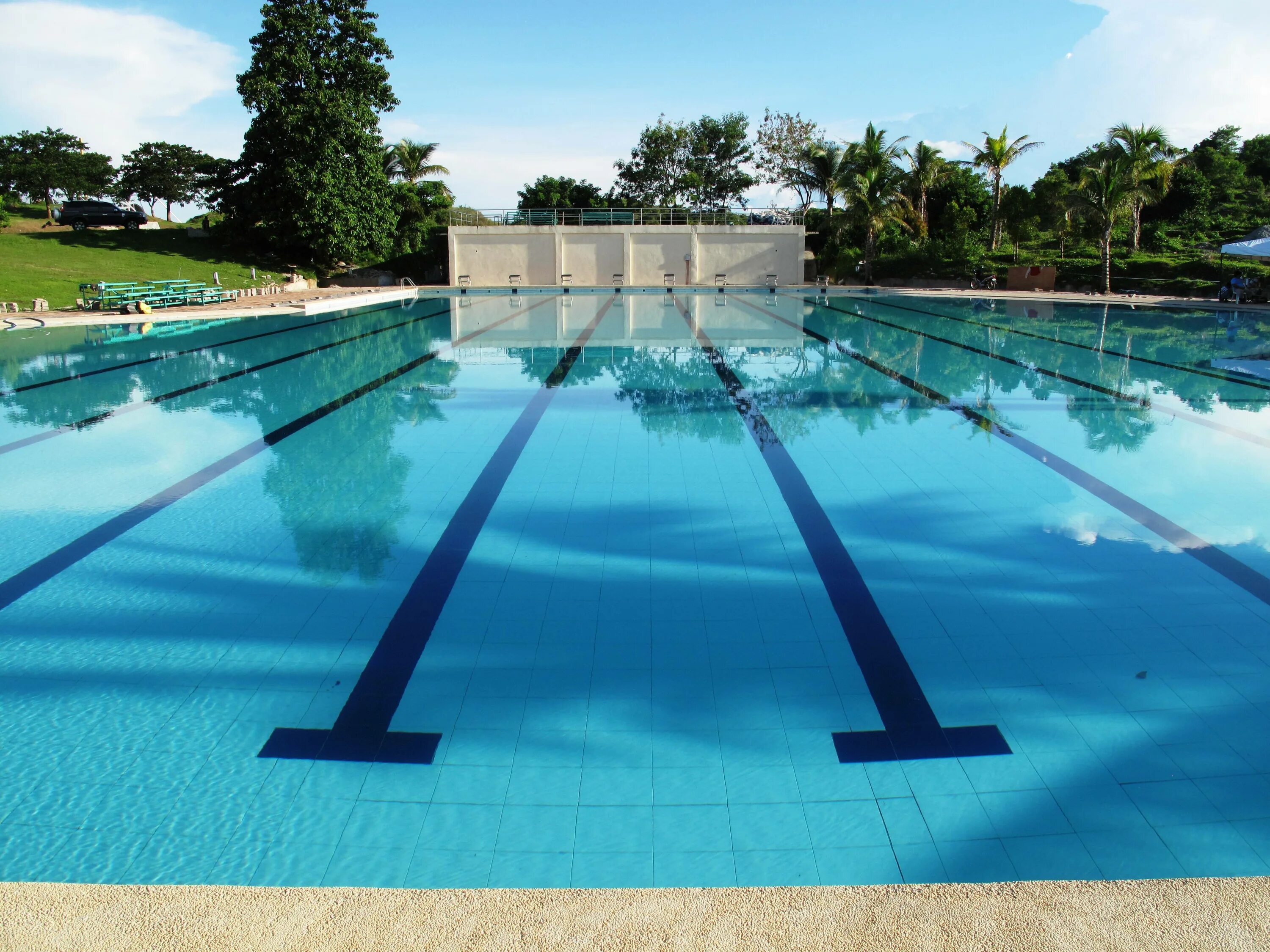 Бассейн сайт. Луис Вернейль swimming Pool. Свиминг пул бассейн. Большой бассейн. Большой бассейн на улице.