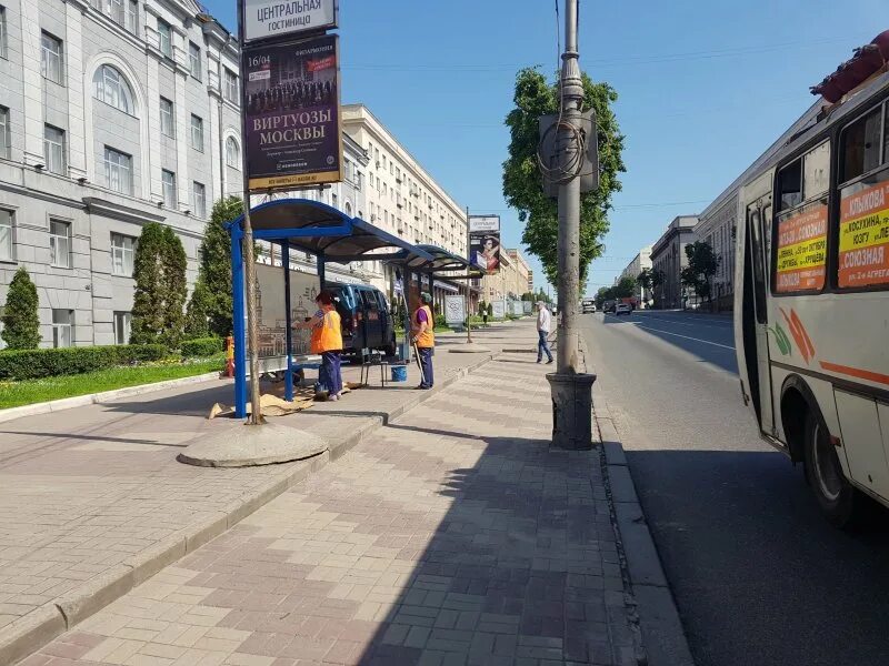 В Курске на Красной площади рухнула крыша нового остановочного павильона