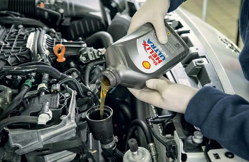 Доливка масла. Автосервис масло. Долив масла. Машинное масло. Моторное масло в двс.