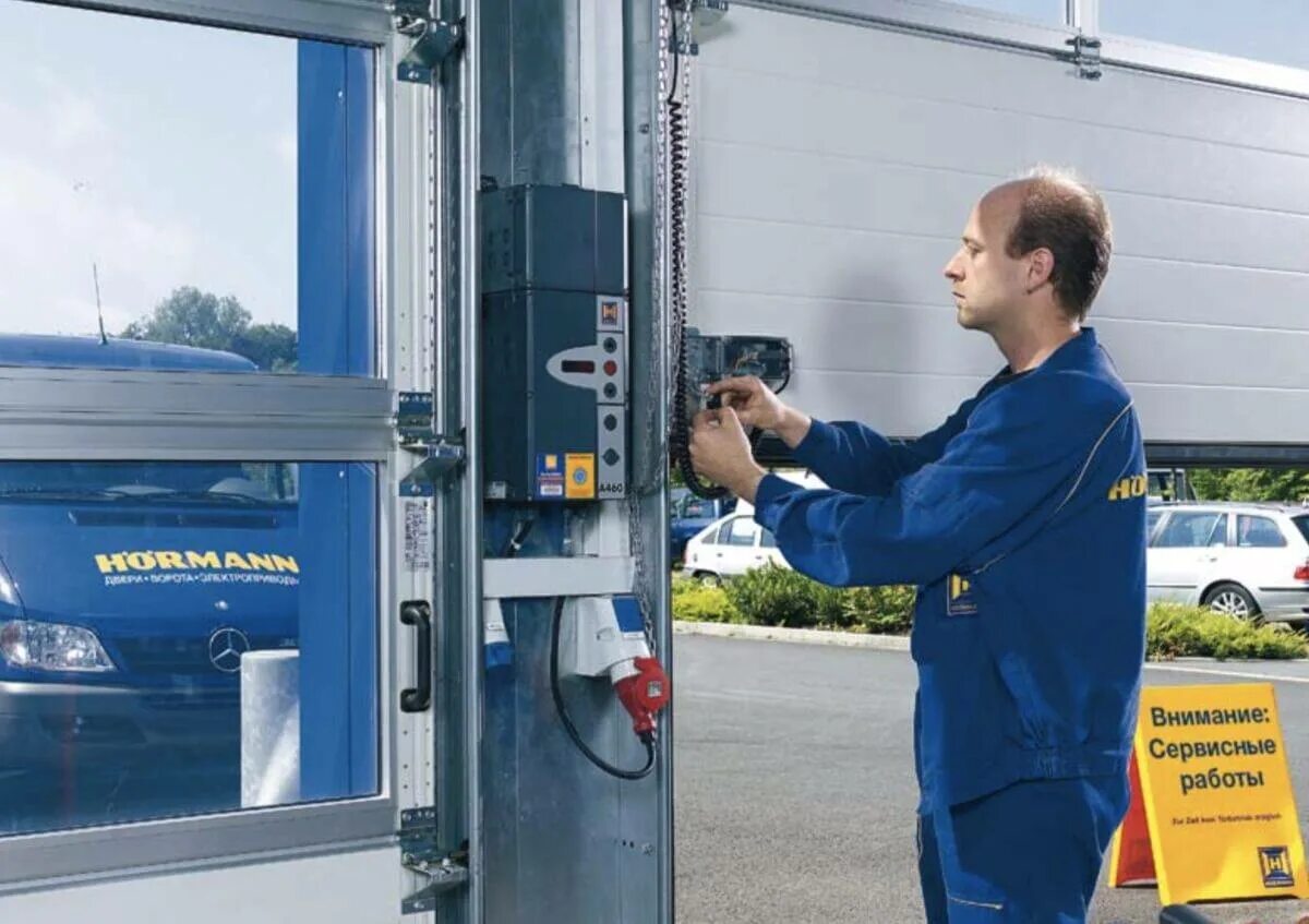 Монтаж ворот. Монтаж ворот. Монтажник секционных ворот. Техническое обслуживание и ремонт электроприводов. Ремонт и обслуживание ворот.