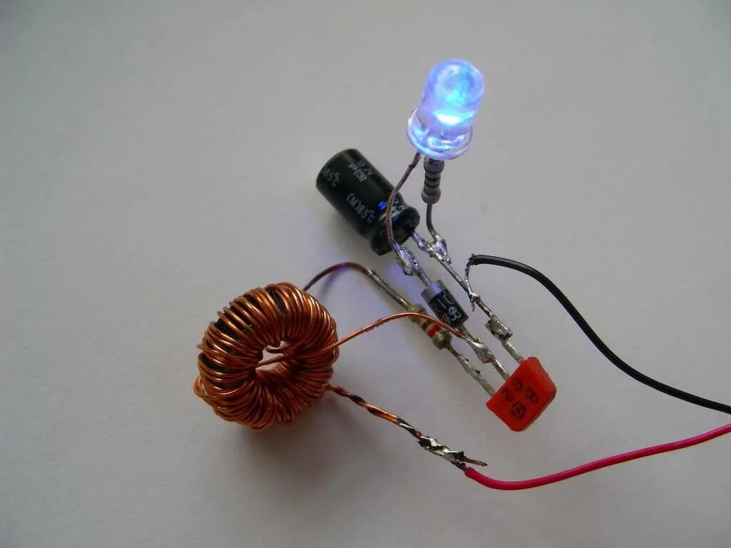 Диод своими руками. Светодиоды 1.5 вольт. Светодиод от батарейки 1.5 вольта. Питание светодиода от батарейки 3v. Преобразователь для лампочки 220 вольт от батарейки.