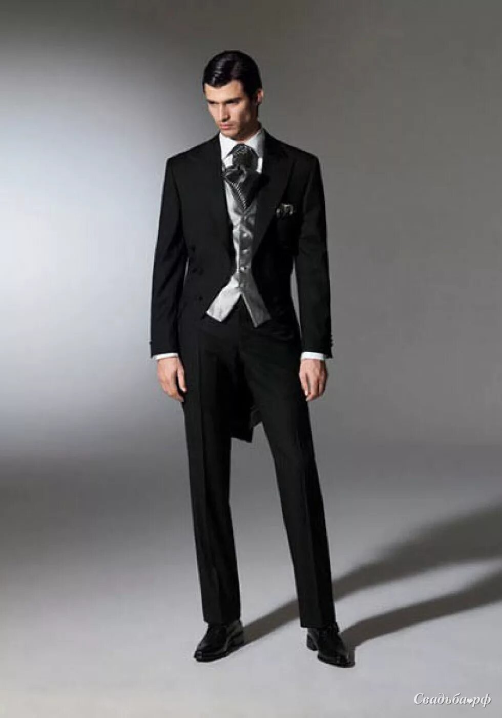 Костюм для бала мужской. Стимпанк викторианская эпоха костюмы. Черно золотой костюм. Фрак 19 век. Фрак пианиста png.