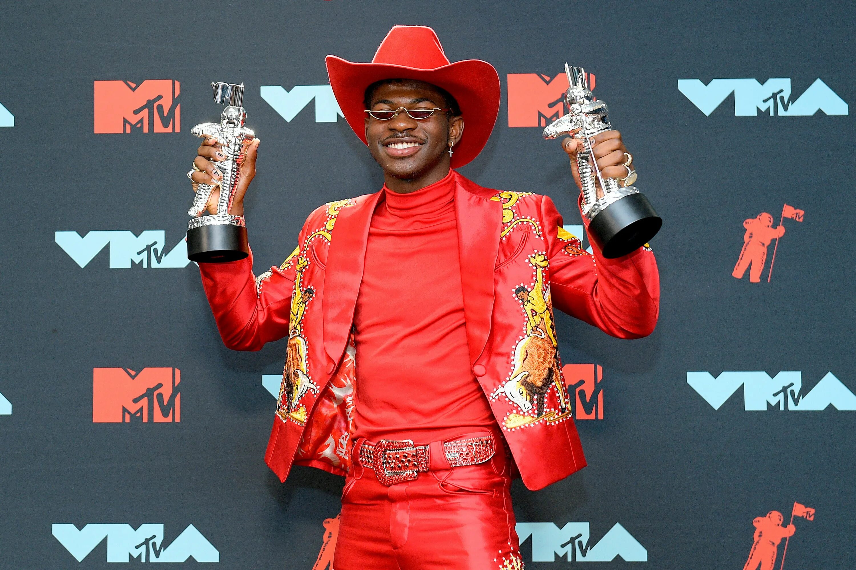 Лил стоит. Монтеро рэпер. лил нас х. рэпер lil nas x. lil nas x рост.