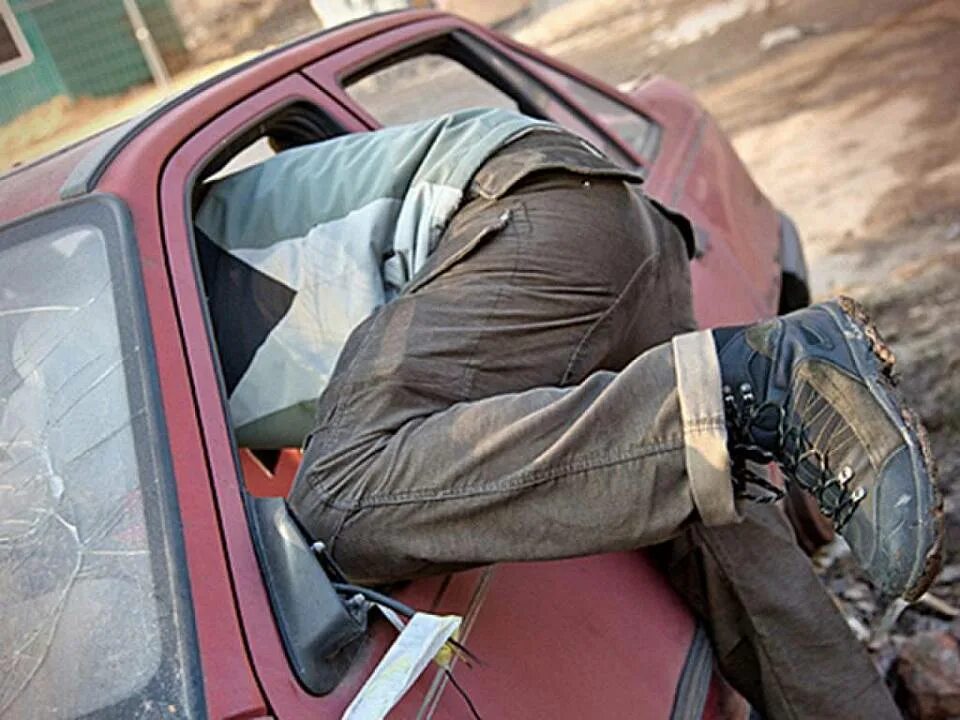 Кража автомобиля. Автомобили найдены в лесу. Автомобильные кражи. Нашел украденную машину. Машины найденные в болоте.