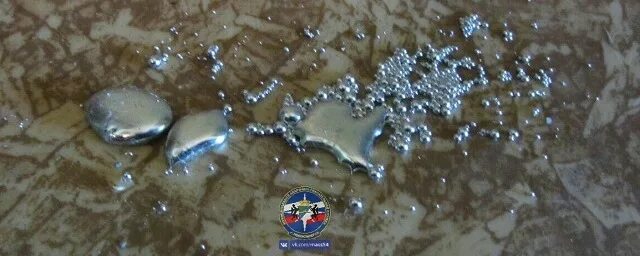 Ртуть плавает в воде. Ведро ртути. 1 кг ртути. зеркальная ртуть. ртутный стержень.