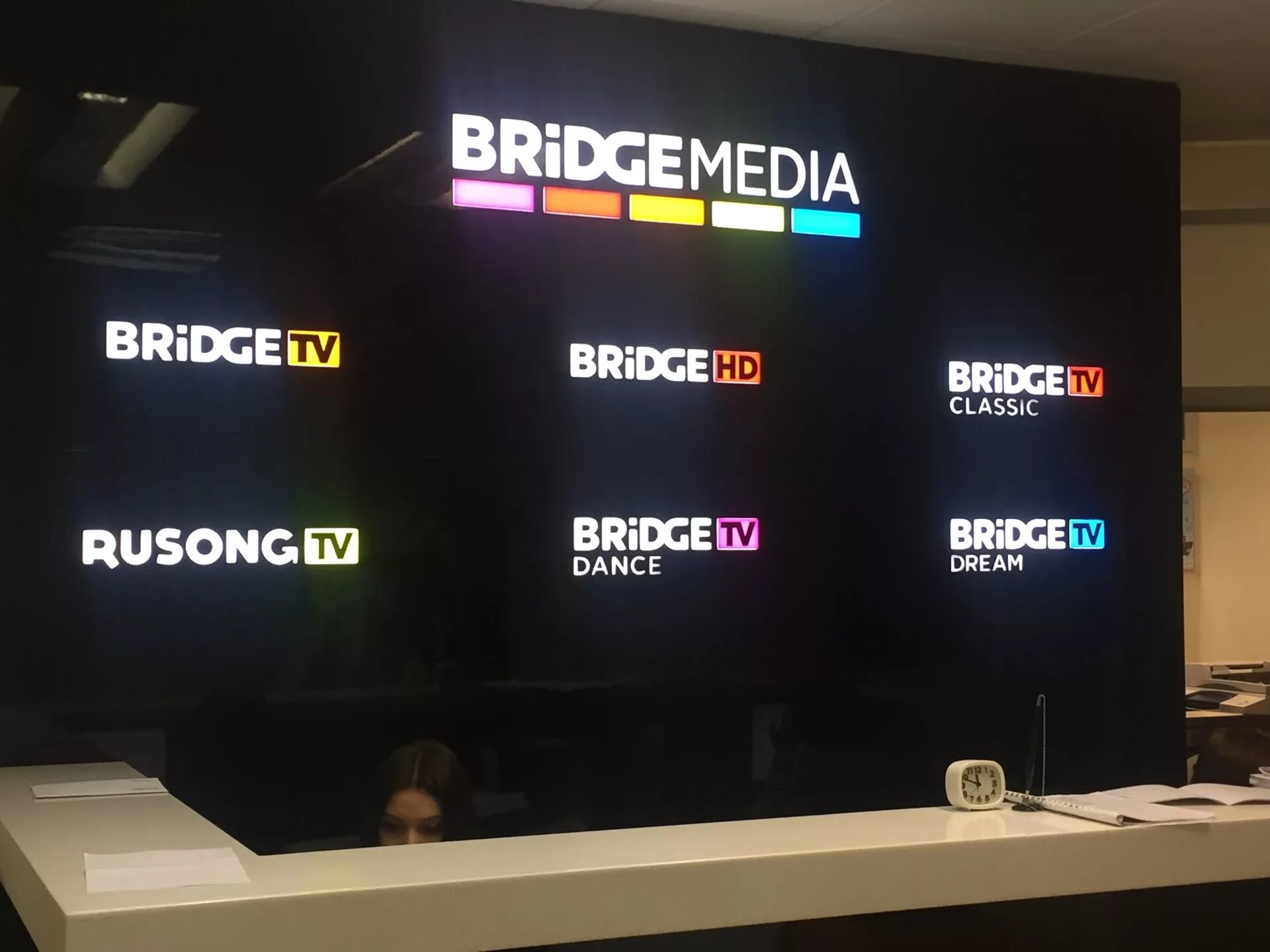 Bridge tv. Телеканал Bridge TV. Бридж Медиа Телеканалы. Bridge TV телевизор. Телеканал Bridge TV логотип.