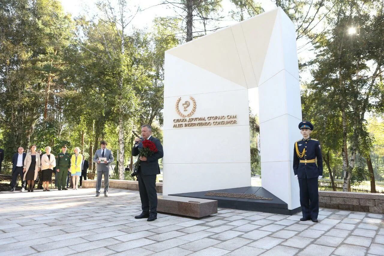 Памятник медикам. Памятник медикам в Махачкале. Памятник медикам погибшим от коронавируса в СПБ. Памятник медицинскому работнику на могилу. День памяти в иркутской области