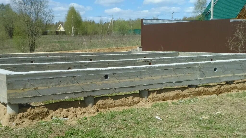 Фундамент тула. Свайно-ростверковый фундамент. свайно ленточный фундамент незаглубленный. свайно-ростверковый фундамент фото. незаглубленный ленточный фундамент на сваях фото.