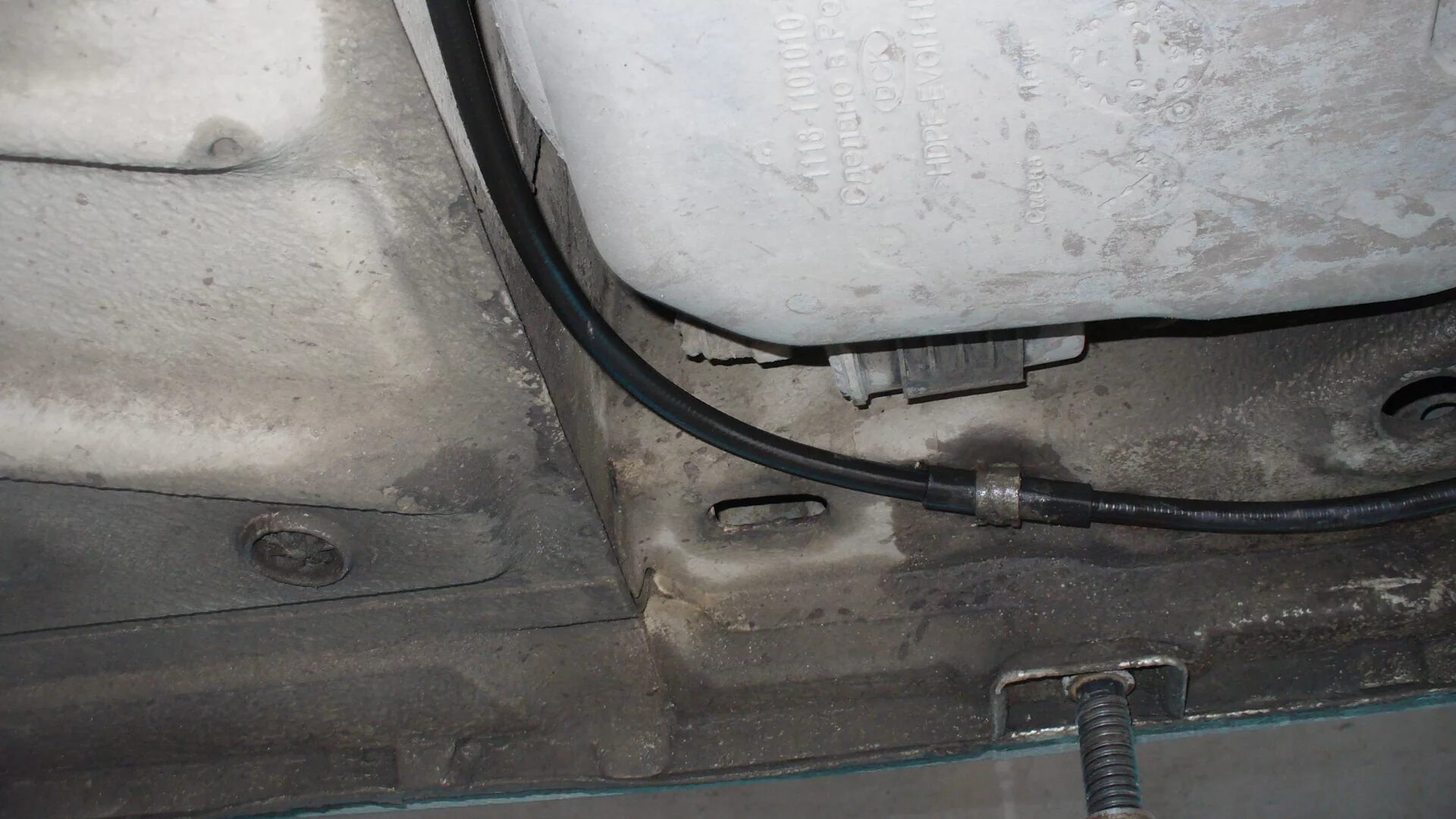 Трос ручника лада гранта. Крепление тросика ручника гранта. Кронштейн ручника на лада гранте. Трос ручника лада гранта. Трос ручника лада гранта.