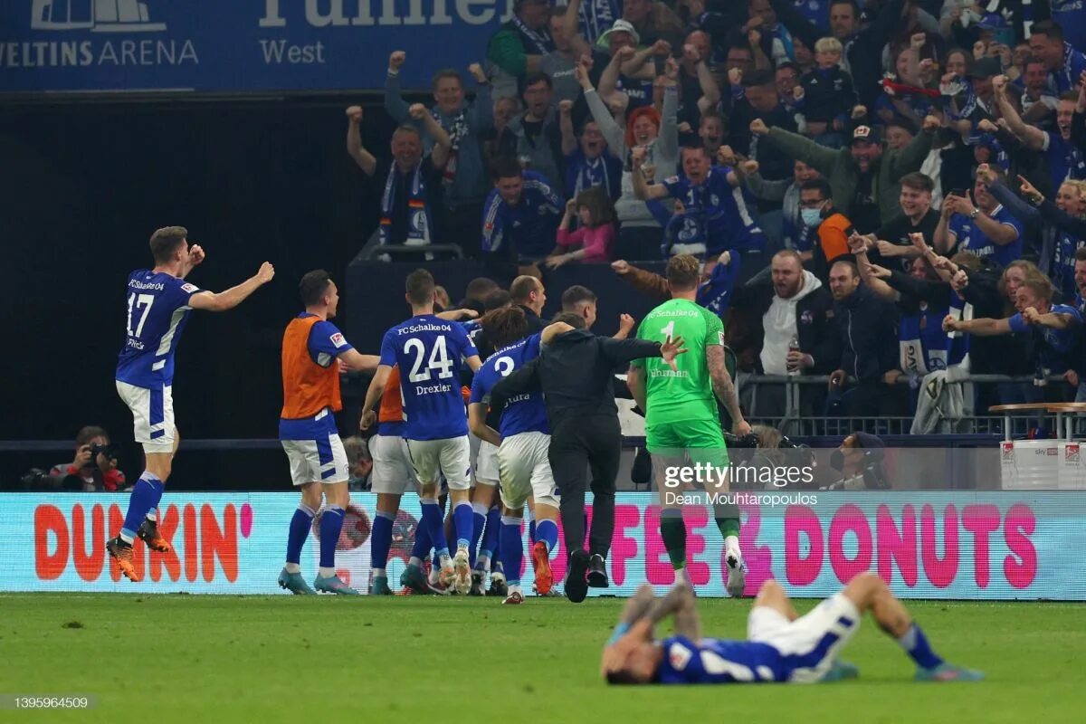 Шальке футбол. Шальке 04 паули. Санкт паули фк фанаты. Шальке германия футбол. Шальке.