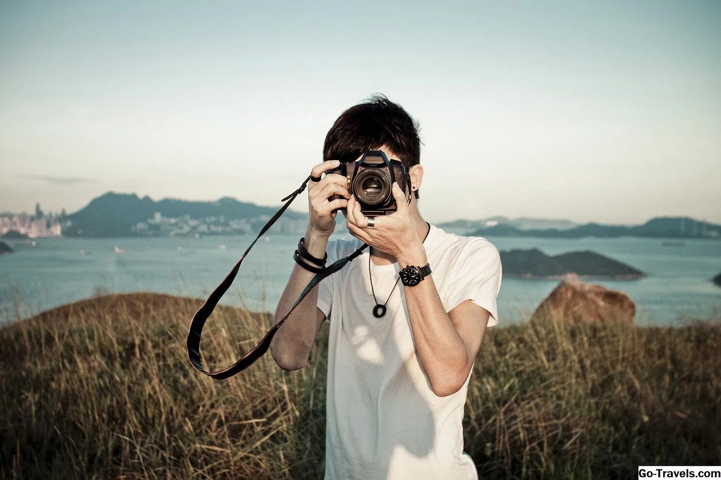 Объектив canon ef 85mm f/1. Фотоаппараты для начинающих фотографов. Фотограф 2022. Топ фотоаппаратов для начинающих фотографов. Девушка с фотокамерой.