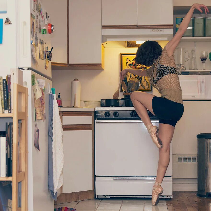 Фотосессия на кухне. Танцы дома. Фотосессия на кухне девушка. Танцует дома. 2 девушки в квартире