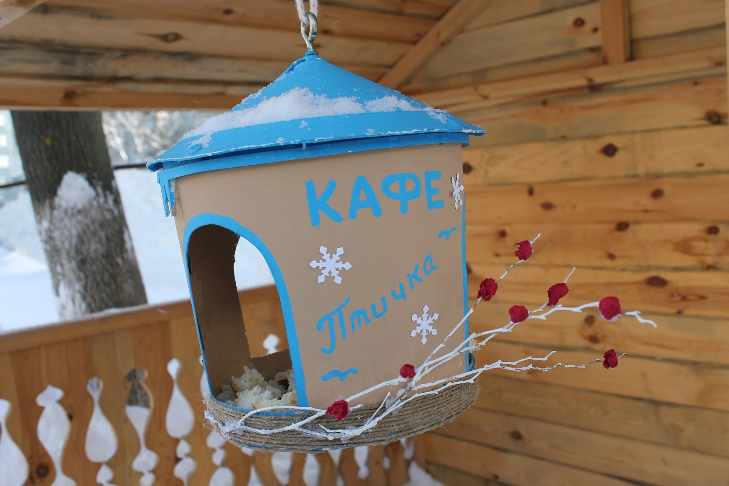 Украшение кормушки для птиц. Кормушка для птиц. Кормушка в садик. Кормушка в детский садик. Кормушка для птиц из пенопласта.