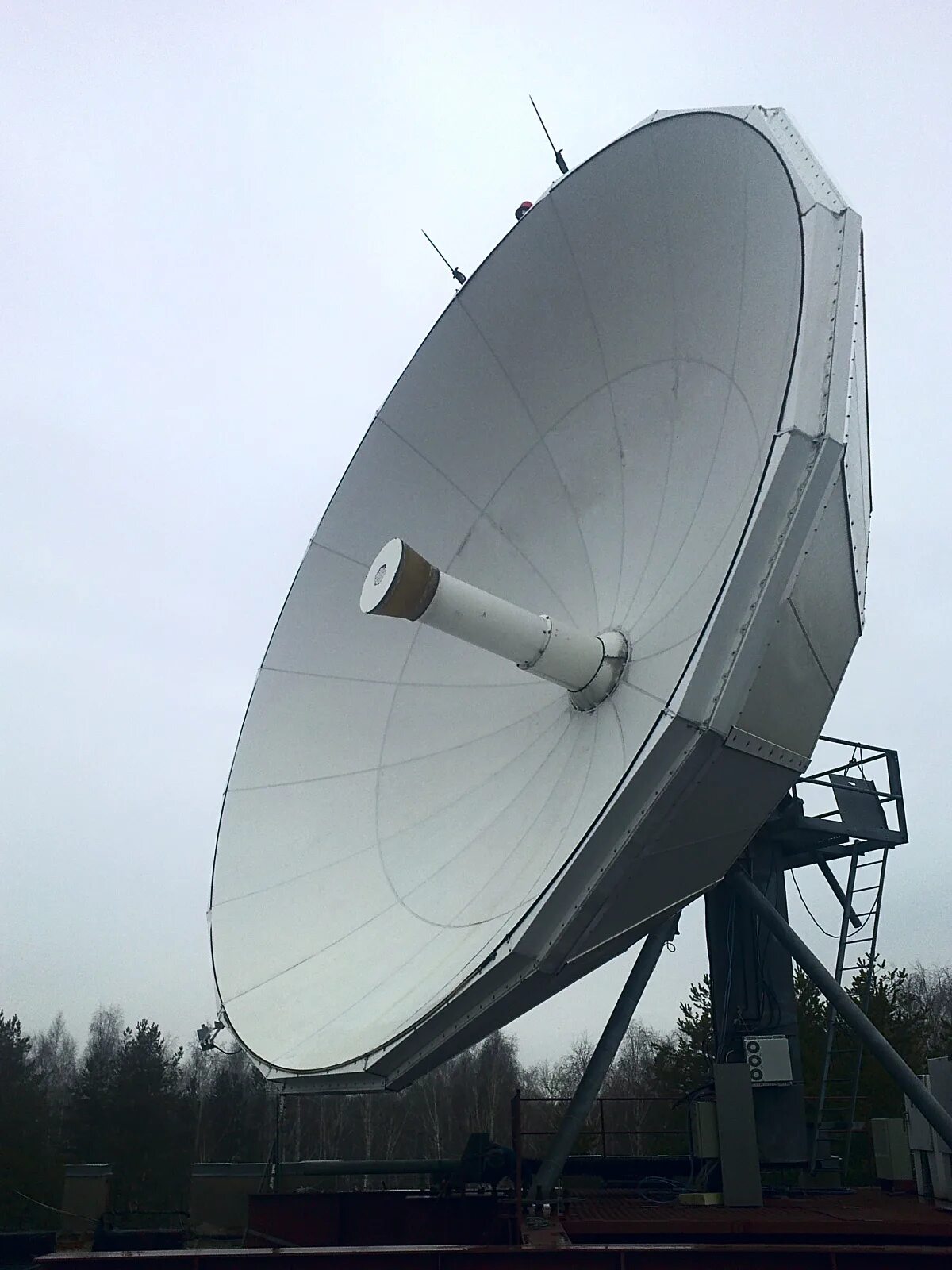 Земная станция связи. VSAT станция спутниковой связи. Земная станция спутниковой связи. Антенна для центрального. Центральная земная станция.