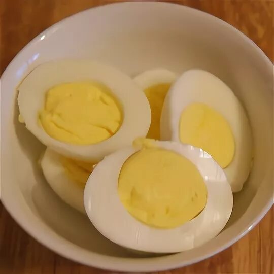 Разрезанное вареное яйцо. Яйца вкрутую. Вареные яйца. Вареные яйца. Яичница вкрутую.