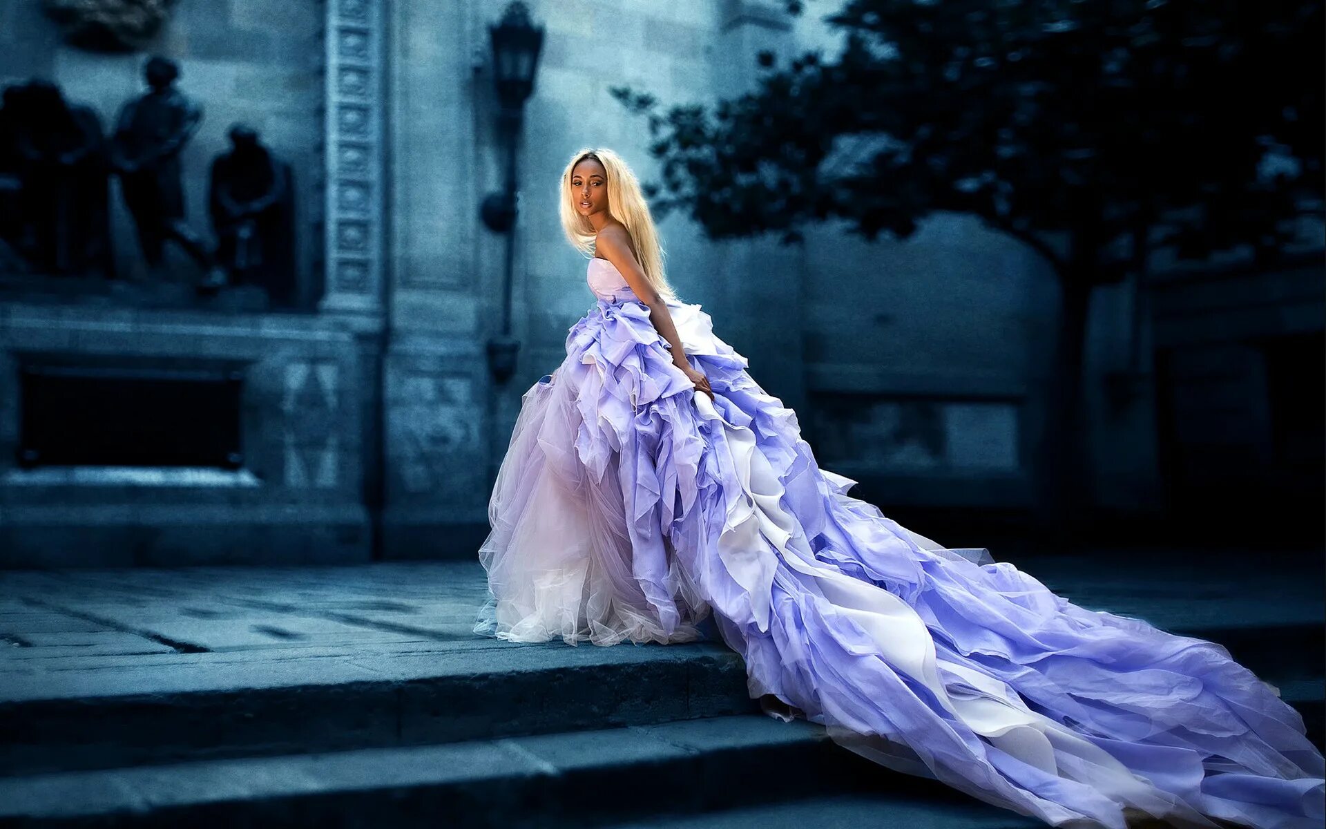 шлейф бального платья. девочка в красном платье. платье вальс. шлейф бального платья. платье для бальных танцев со шлейфом.