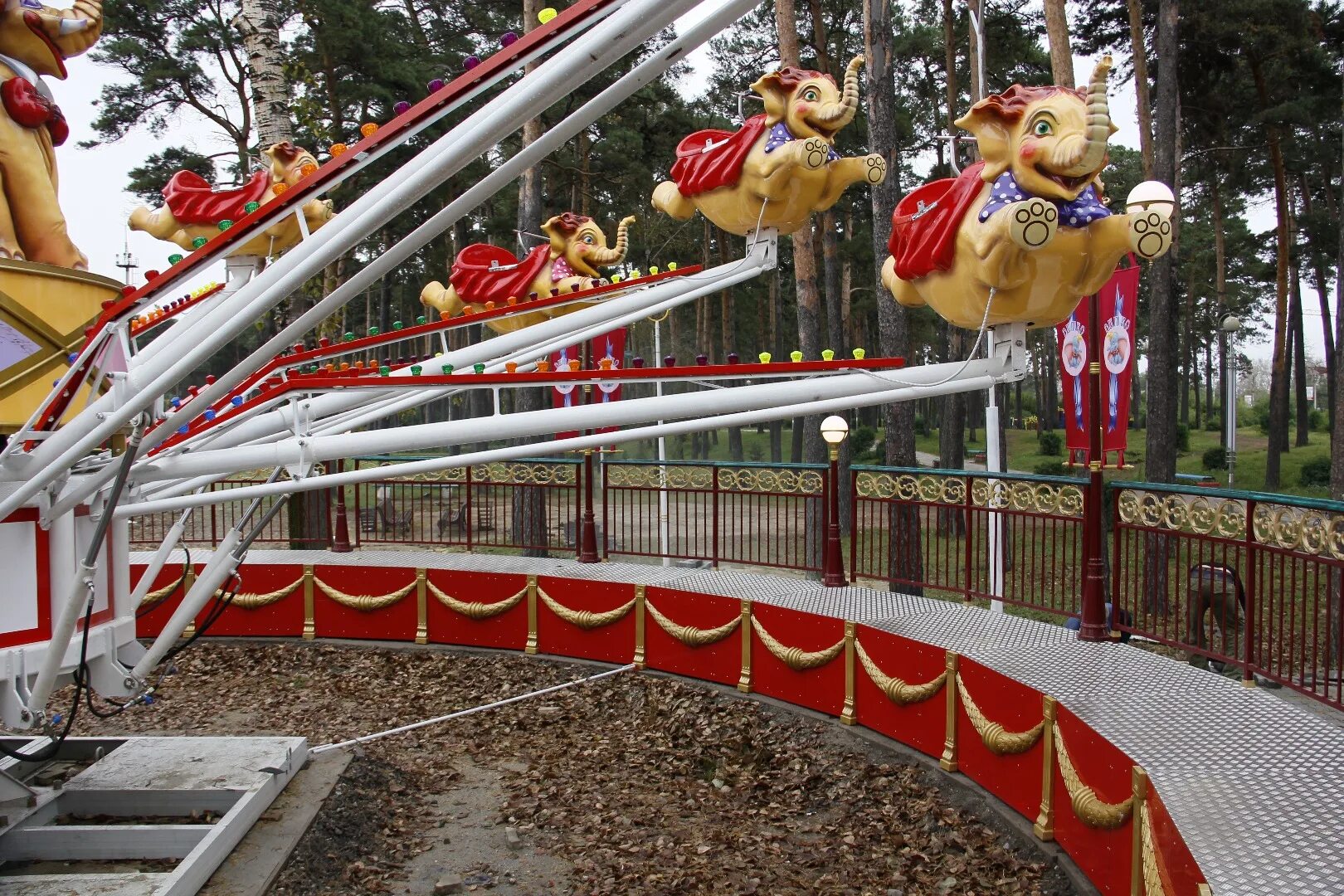 чешский луна парк аттракционов тюмень. летающие аттракционы. летающие аттракционы. аттракцион в виде летающая тарелка. аттракционы полетать.