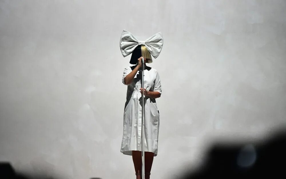 Sia 2004. Мэдди зиглер chandelier. Sia 2009. Сия певица сплит. Sia я бесстрашная.