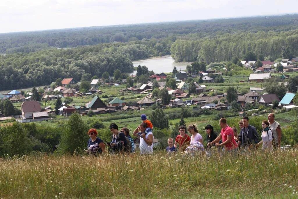 Сростки уровень воды сегодня. Алтай село Сростки гора пикет. Деревня Сростки Алтайский край. Село Сростки Родина Шукшина. Шукшинские чтения 2022 в Сростках.