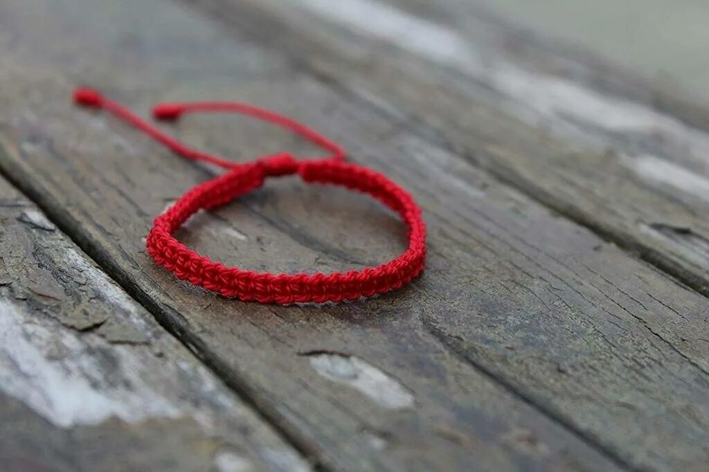 Шерстяной клубок. Красная нить на руке. Браслет из красной нити -якорь. Красная шерстяная нить. Красные ниточки на запястье тонкие.