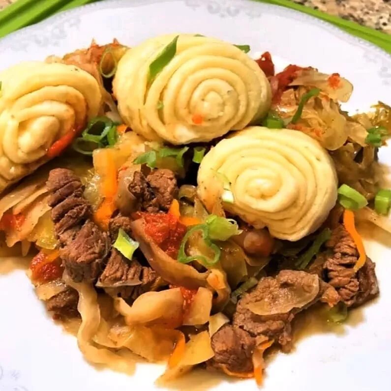 Штрули на квашеную капусту. Корейские пирожки пигоди. Блюда из теста и капусты. Штрудли с капустой. Вкусный ужин из капусты.