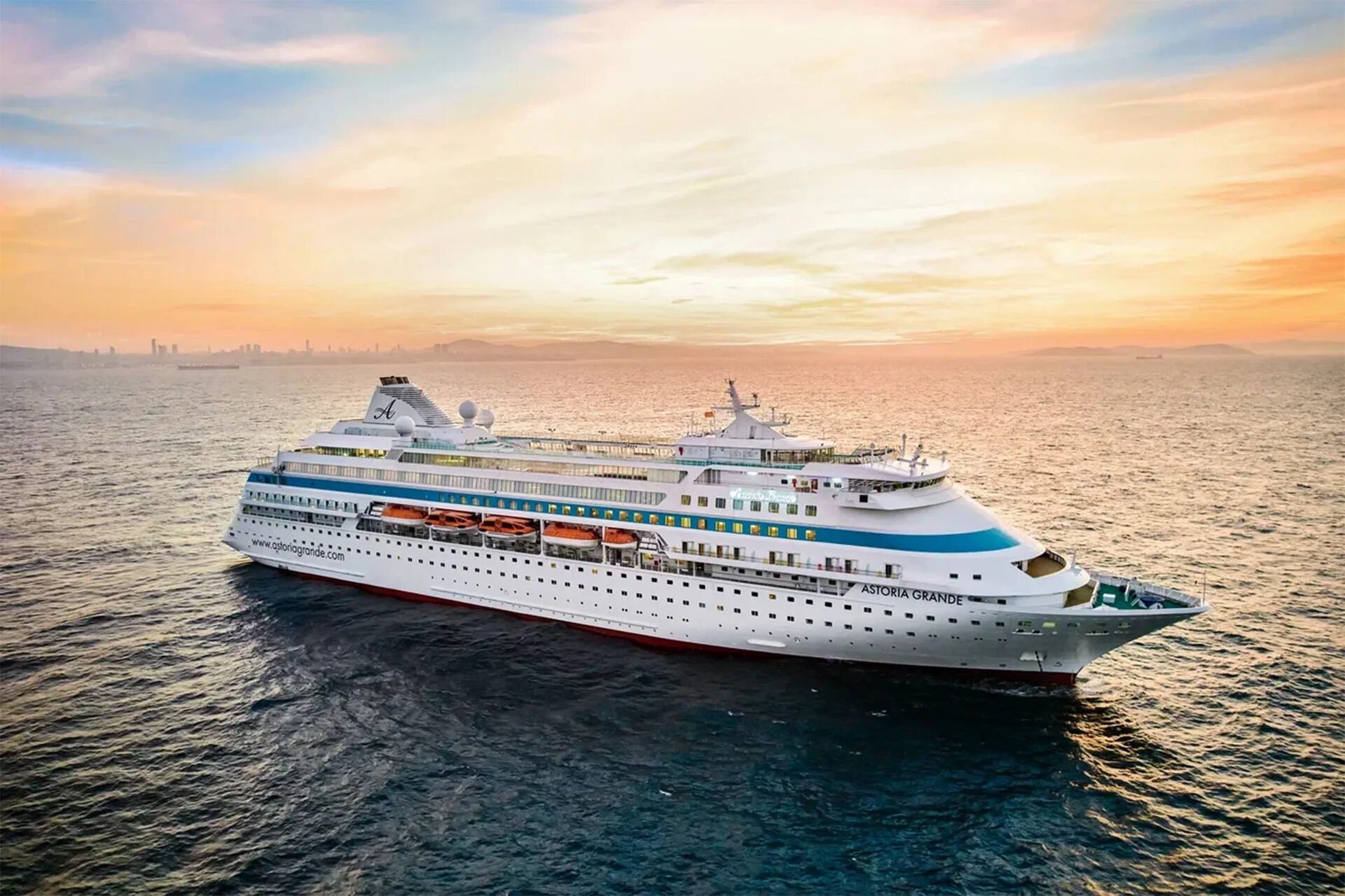 Астория теплоход круизный. Теплоход в турцию. Astoria grande судно сочи. Круиз из сочи 2022 астория. Теплоход в турцию.