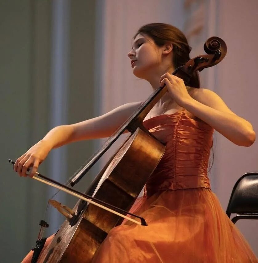 Имена виолончелей. Имена виолончелей. Atomic cellos группа. Евгения ванюкова виолончель. Виолончель строение инструмента.