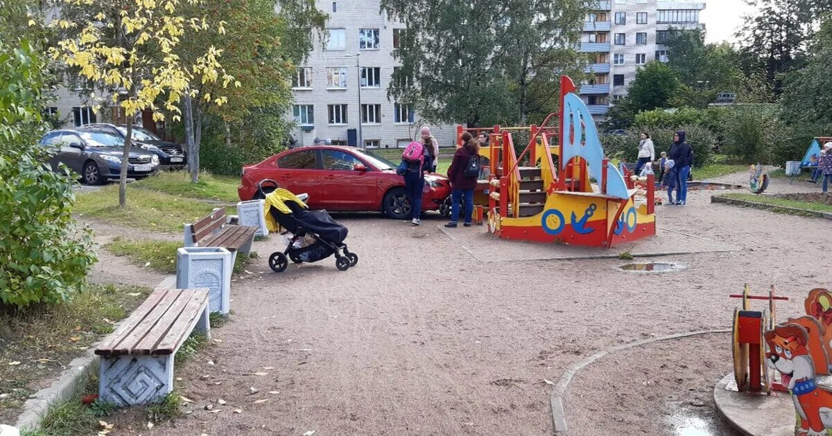 Детские площадки происшествие. Машина для детской площадки. Детская площадка на Бестужевской. Мамы на детской площадке. Мамочки с колясками на детской площадке.