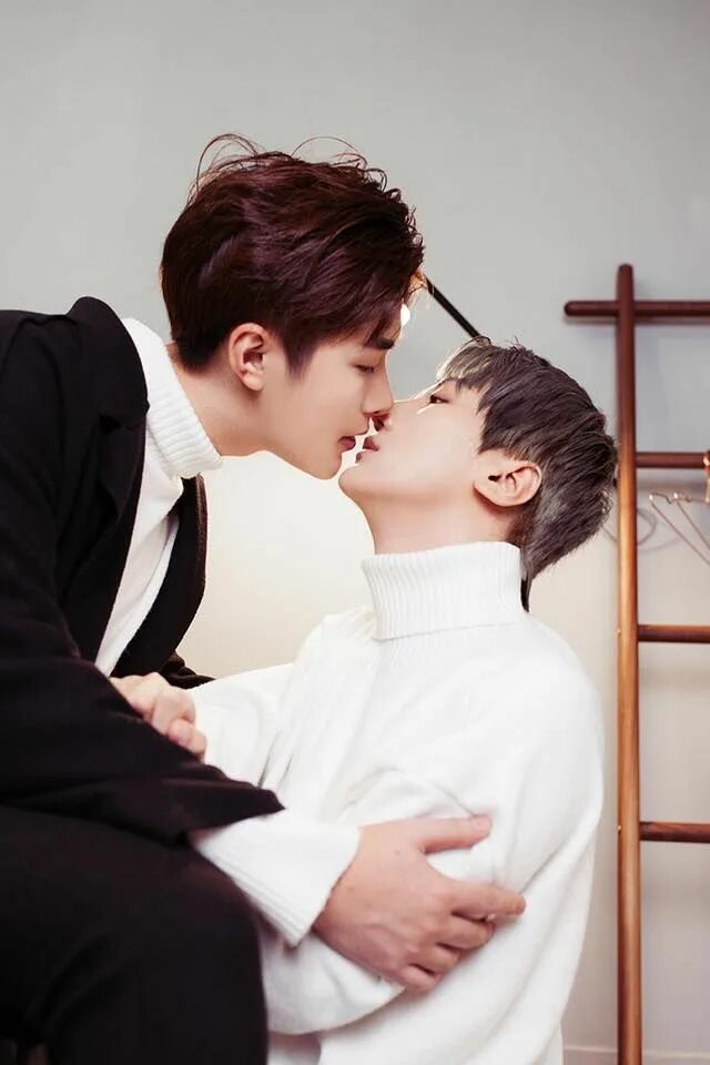Корейские парни поцелуй. Корейцы яой. Корейские парни целуются. Азиатские парни поцелуй.