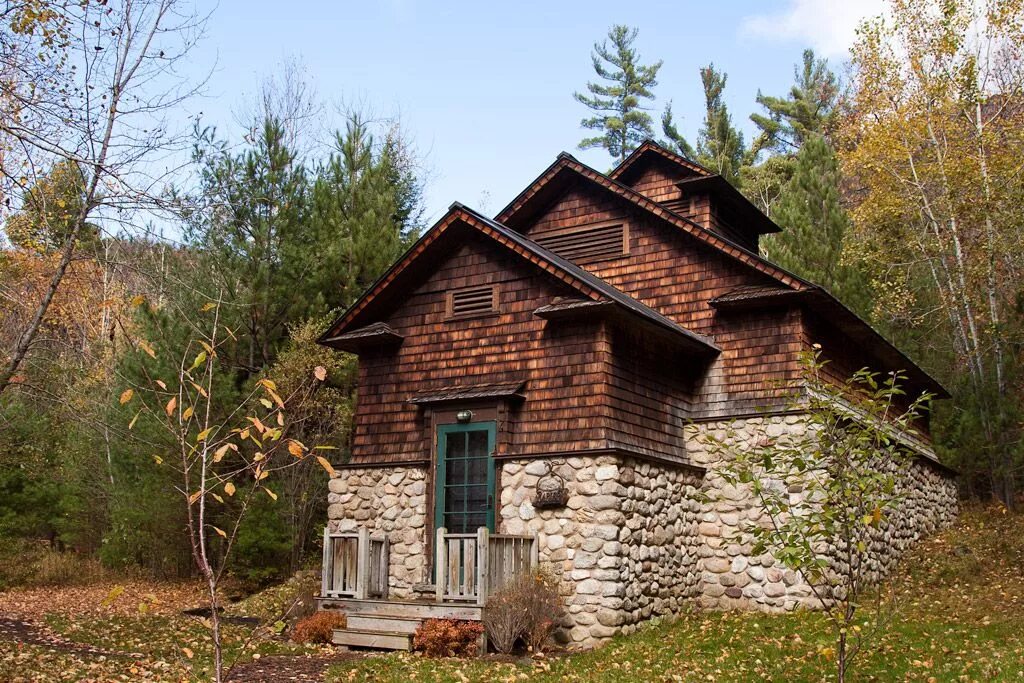 Подпирать дом. Каменный дом в Карелии. Старинный каменный дом. Каменная изба. Кирпичный домик в лесу.