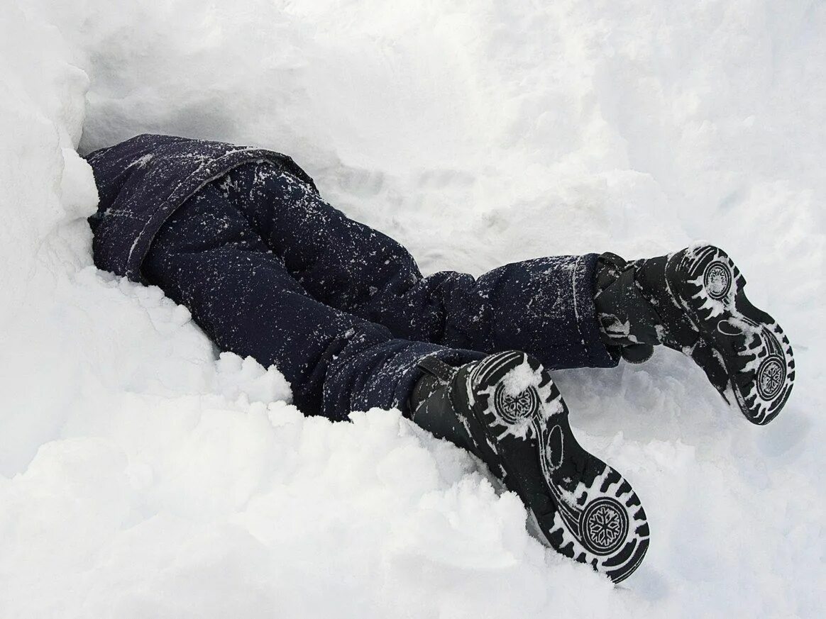 Снежный ангел на снегу. Снежная лежа. Девушка лежит на снегу. Девушка зима. Холодная девушка.