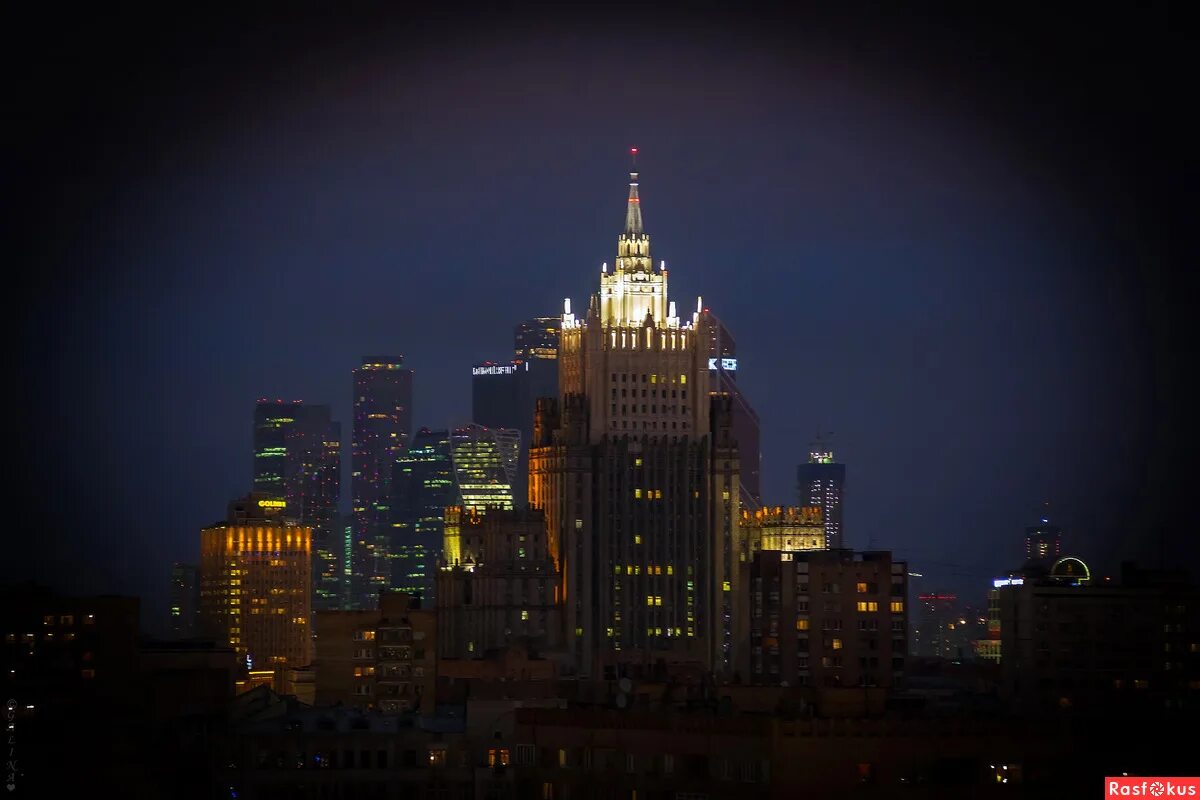 Восьмая сталинская высотка в москве. Высотка на краснопресненской набережной москва. Москва сити окончательный вид. Сталинские высотки мид. Небоскребы москва сити.