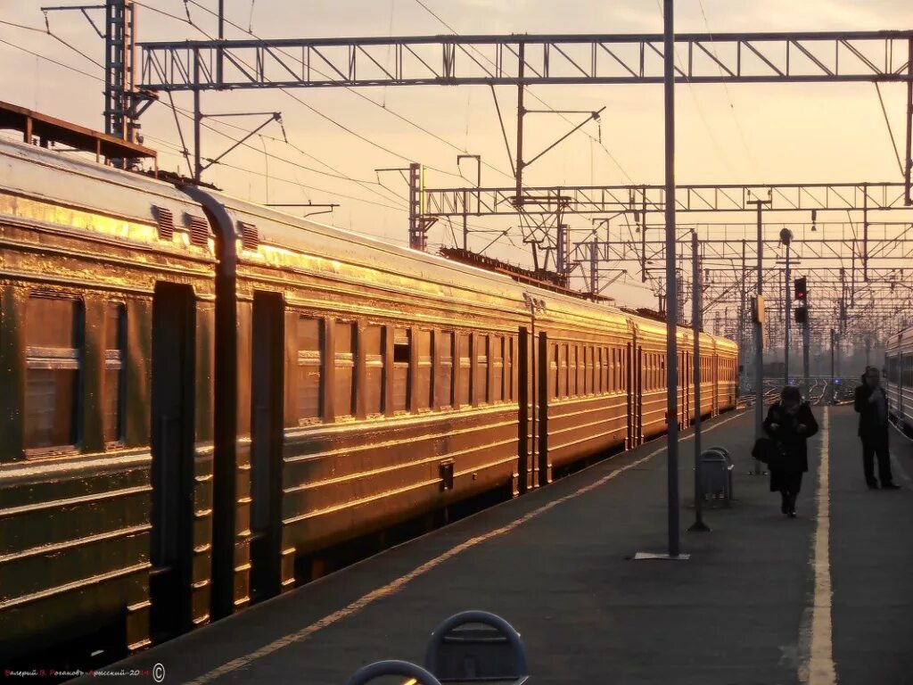 Жд вокзал казань перрон. Казанский вокзал перрон. Казанский вокзал москва перрон. Поезд ночью. Ночная электричка.