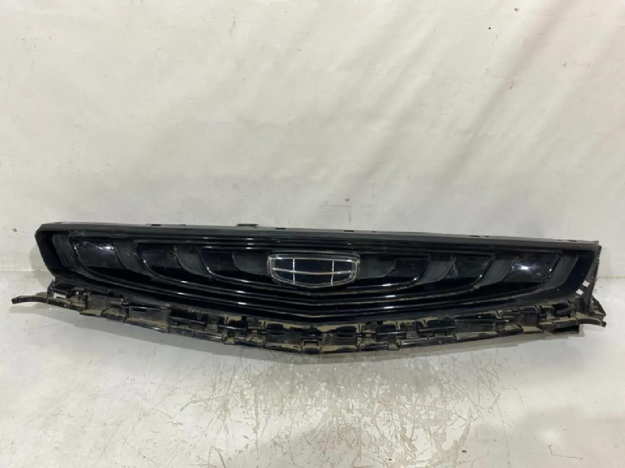 Решетка радиатора geely. Решётка радиатора gely colray. решетка радиатора geely coolray. темная решетка радиатора на geely coolray.
