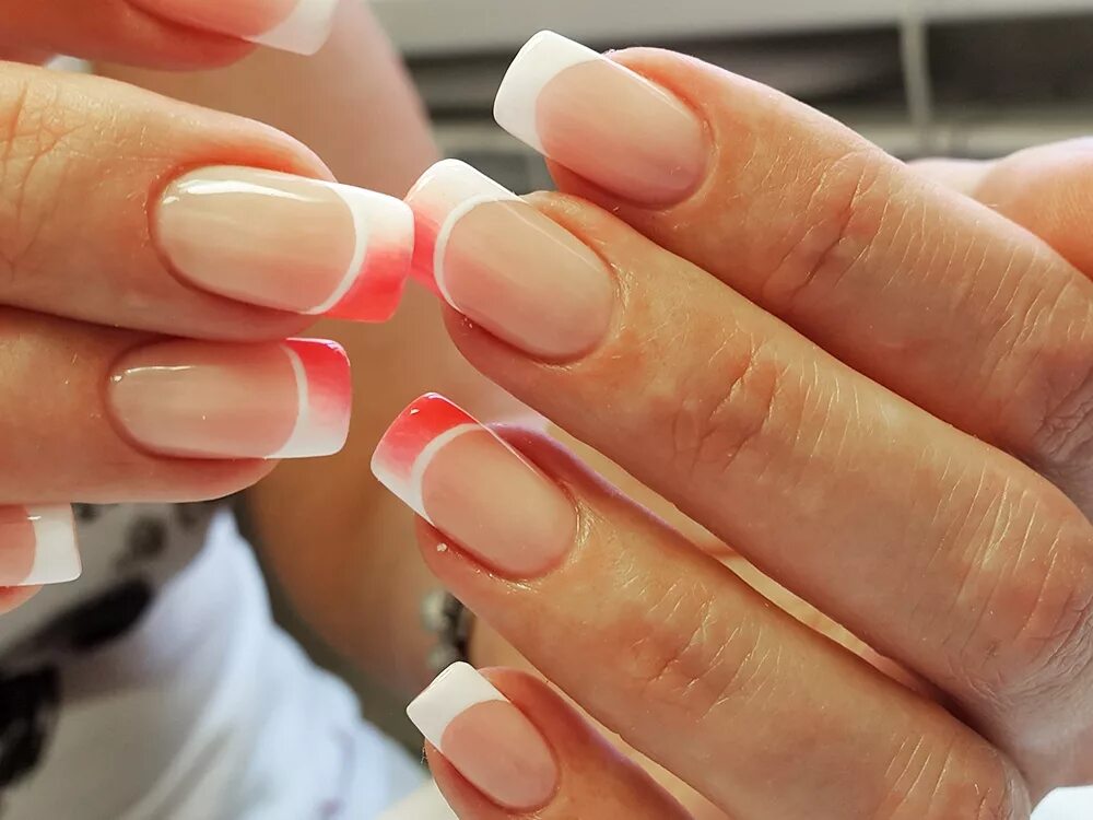 Гель лак френч. Френч маникюр классический. Маникюр френч естественный. Что значит френч. Французский маникюр естественный.