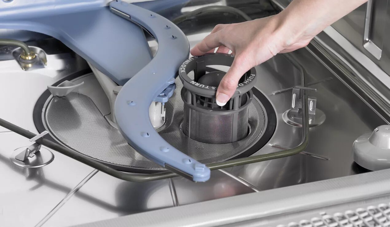 Почему посудомоечная машина стала. Патрубок сливного поддона посудомойки Candy 41015226. Фильтр посудомоечной машины бош. Чистка фильтра посудомоечной машины Electrolux. Чистка фильтра посудомоечной машины Bosch.